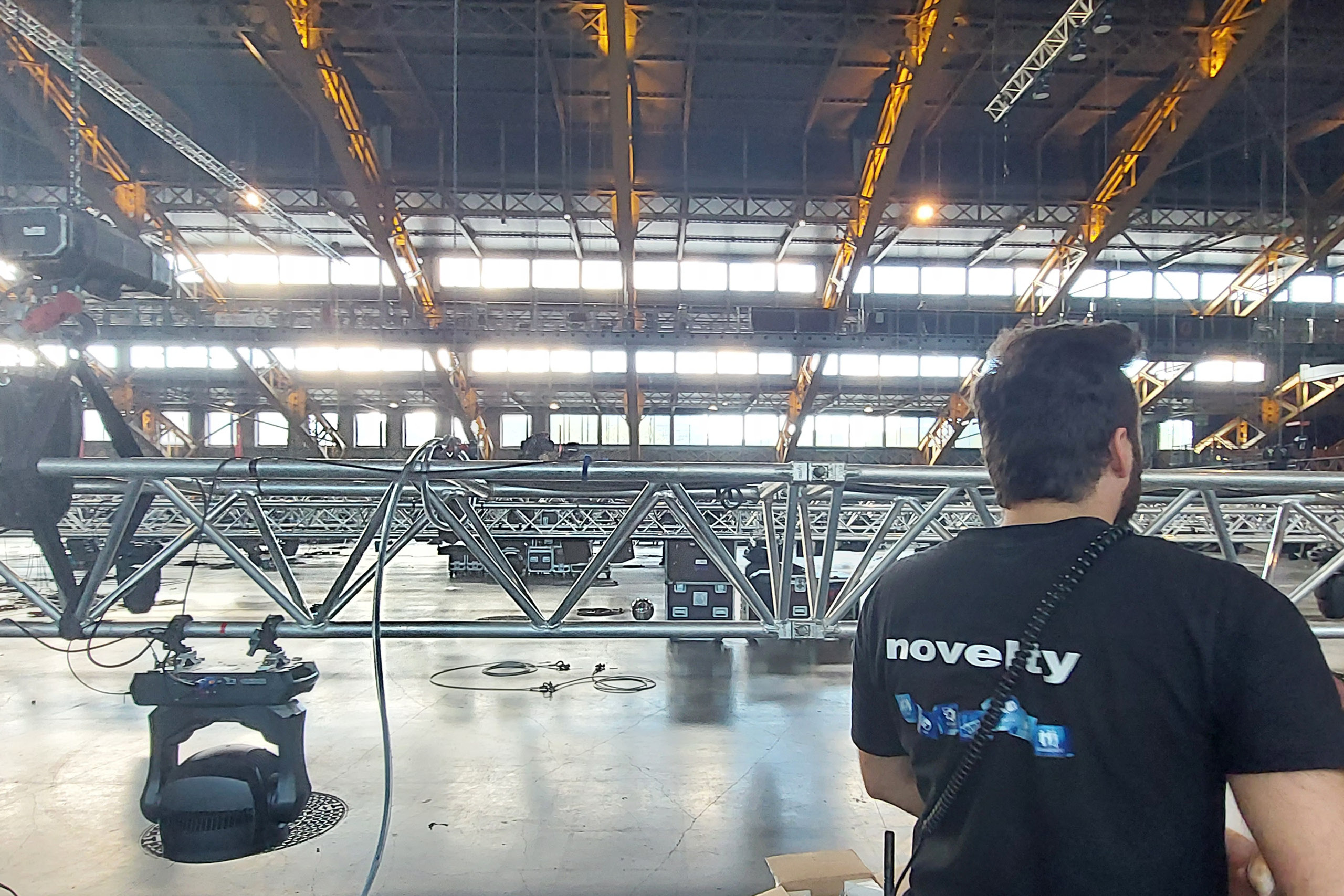 Alternative text - Technicien Novelty en montage à la Halle Tony Garnier